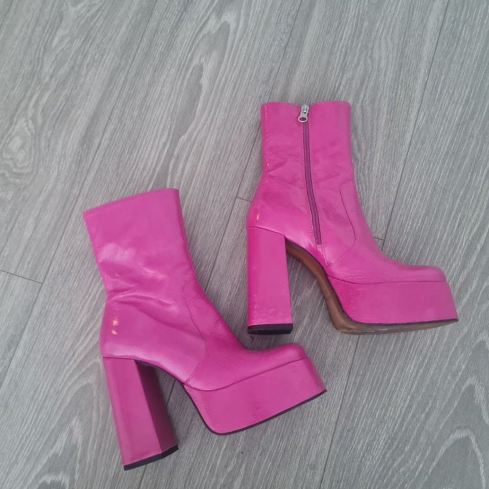 L'intervalle Hot Pink Platform boots